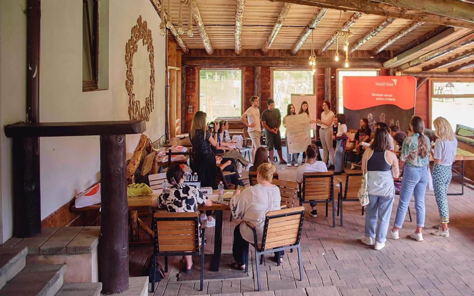 STUDIU. Liceenii români, orientați spre valorile de stânga. Psiholog: De fapt, tinerii nu sunt interesați de politică