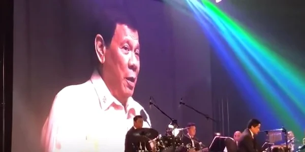 Rodrigo Duterte canta dupa o cina organizata in marja summitului ASEAN 2017 FOTO Captura YouTube