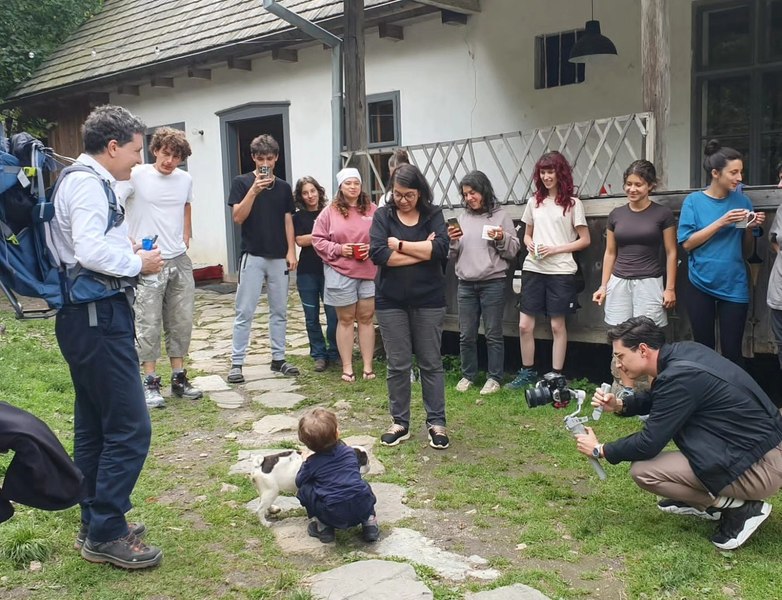 Romunski predsednik Nicușor Dan obiskal Roșio Montană s svojo družino