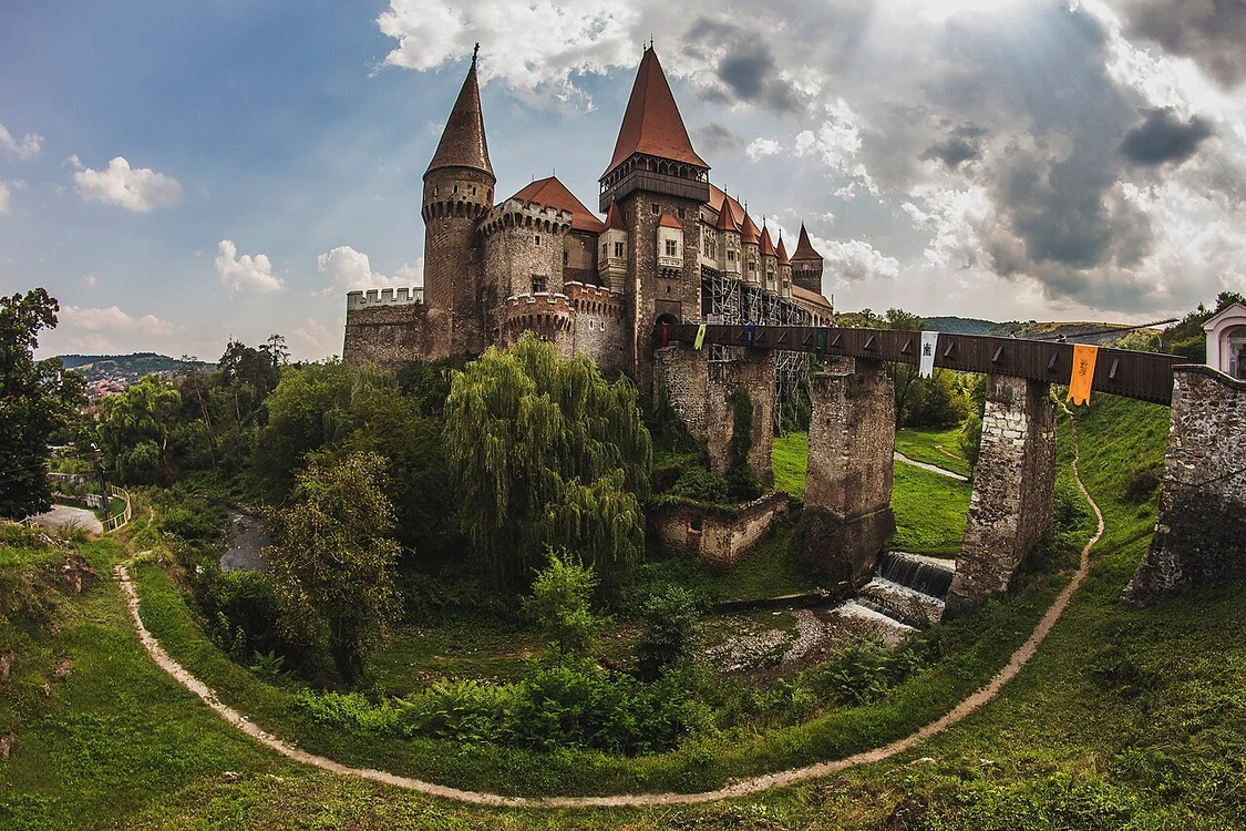 Castelul Corvinilor a fost ridicat în secolul al XV-lea de Iancu de Hunedoara / foto: wikipedia