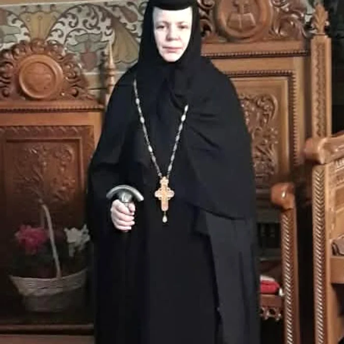 Falsele măicuțe spun că pot alunga farmecele și blestemele. Foto Facebook