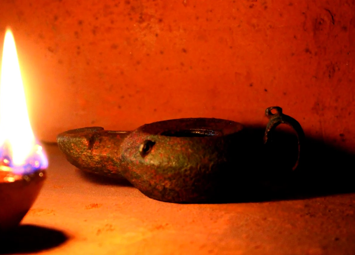 Opaiț de bronz descoperit la Apulum (foto: Muzeul Național al Unirii Alba Iulia)