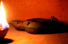 Opaiț de bronz descoperit la Apulum (foto: Muzeul Național al Unirii Alba Iulia)