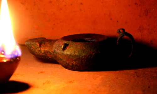 Opaiț de bronz descoperit la Apulum (foto: Muzeul Național al Unirii Alba Iulia)