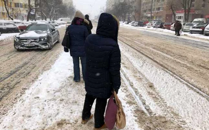 O staţie de tramvai oarecare din Bucureşti FOTO: Lavinia Bălulescu