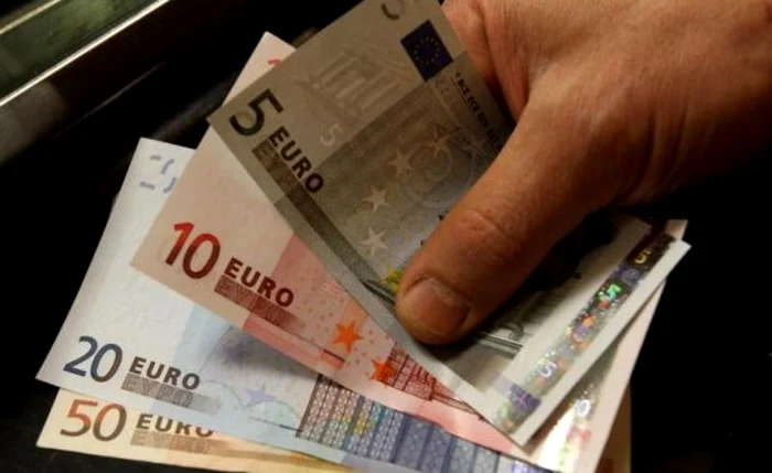 Un barbat a uitat 2000 de euro intr-un taxi