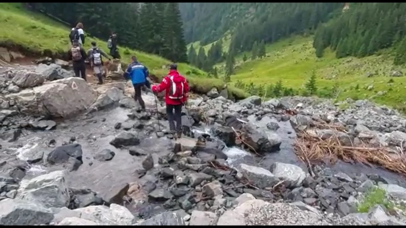 Operaţiune de salvare a patru tineri din Râmnicu Vâlcea de pe cel mai înalt vârf muntos - Moldoveanu în Făgăraş Foto Salvamonont Nucşoara