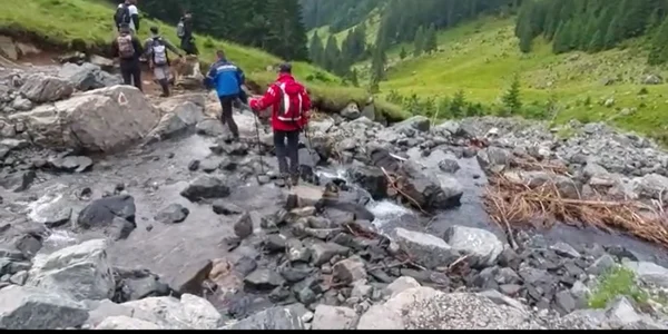 Operaţiune de salvare a patru tineri din Râmnicu Vâlcea de pe cel mai înalt vârf muntos - Moldoveanu în Făgăraş Foto Salvamonont Nucşoara