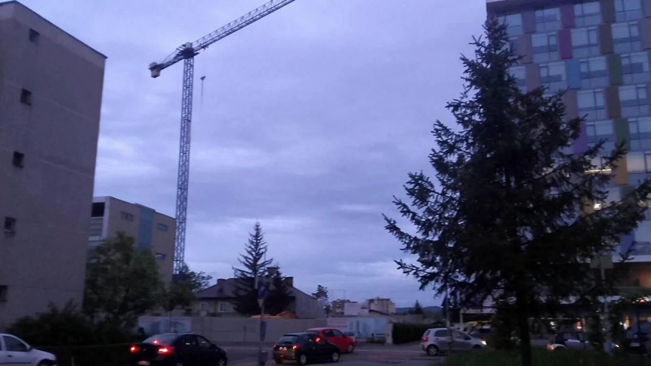 Bloc autorizat de primÄria PiteÅti pe un sit urban descris Ã®n Lista Monumentelor Istorice. Municipalitatea Ã®nvocÄ delimitara conform PUG