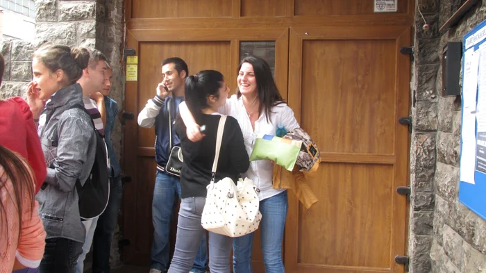 Îmbrăţişări şi bucurie la ieşirea din examen FOTO CRISTIAN FRANŢ