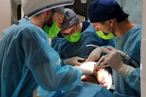 Implantul dentar și osteoporoza – Ce trebuie să știi dacă vrei dinți ficși, dar ai probleme cu densitatea osoasă