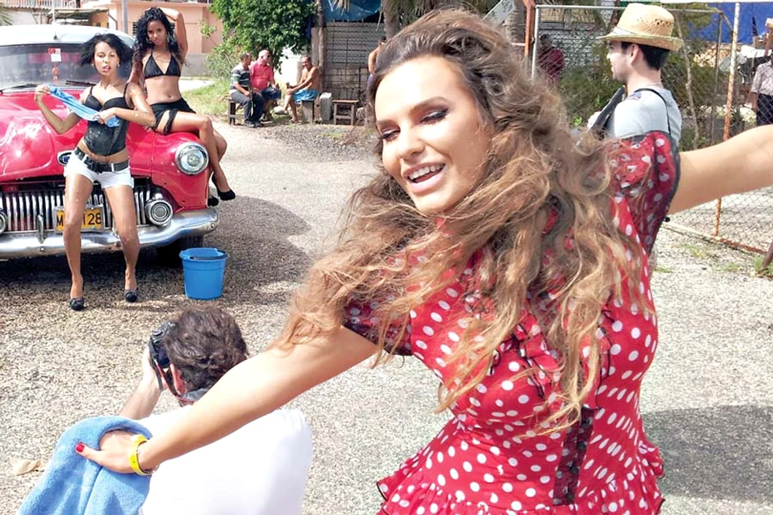 Mașina roșie de  epocă a fost piesa  de rezistență  în clipul ”Ia-mă”  (Fotografii: Arhivă Personală)