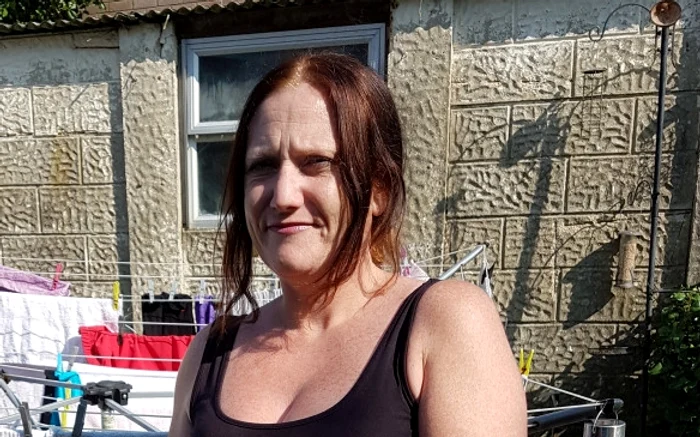 Femeia, originară din Ţara Galilor, îşi intindea liniştită rufele pe un uscător metalic când a fost lovită de fulgerfotografii SWNS: South West News Service