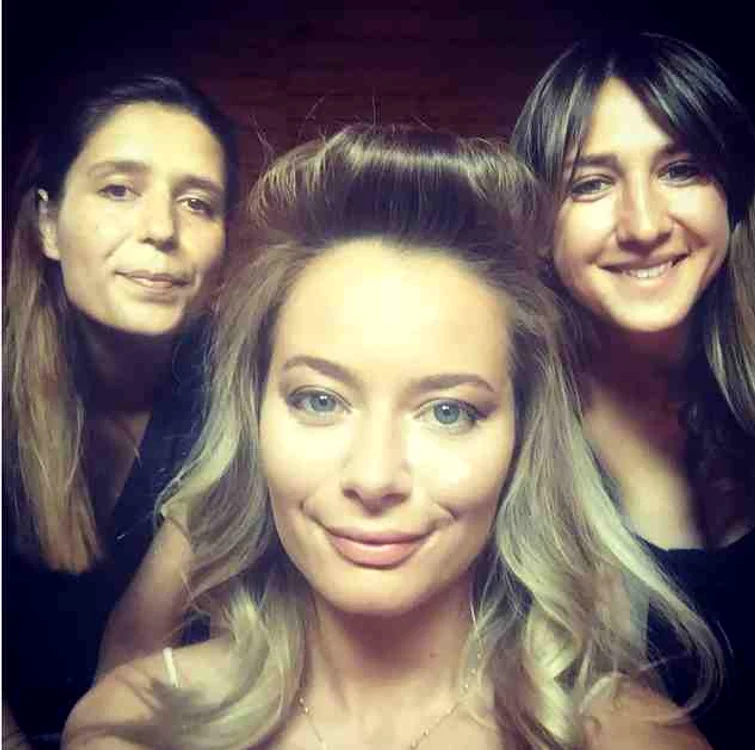 Laura Cosoi, coafată şi machiată pentru marele eveniment