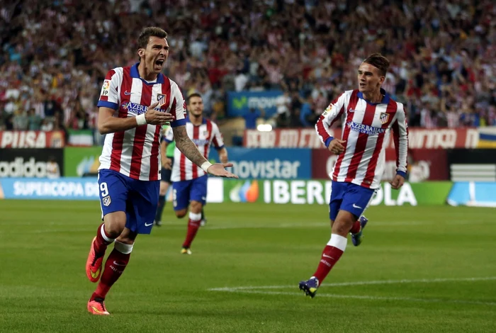 Mario Mandzukic (stânga), eroul celor de la Atletico în meciul de vineri. FOTO: Reuters