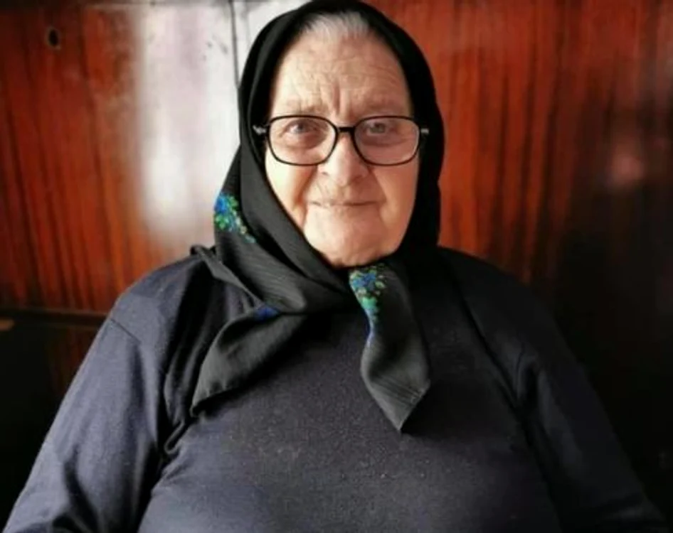 
    Lelea Florea a croșetat 40 de perechi de ciorapi de lână pentru pompieriFoto: Facebook / MAI  