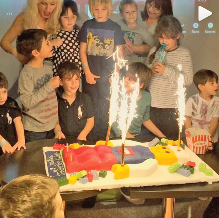 Corina i-a pregătit lui  Robin un tort din marțipan