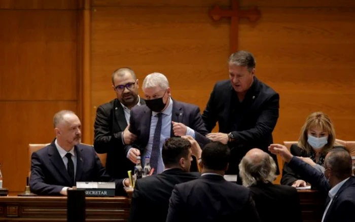 Florin Roman a fost ridicat cu forţa de la prezidiu. Alături de liberal au fost doar o mână de PNL-işti în sală. FOTO Inquam Photos / George Calin