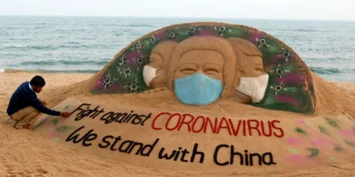 Un artist indian a scris pe o plajă indiană în nisip Suntem alături de China în lupta cu coronavirusul 10 februarie 2020 FOTO EPA-EFE