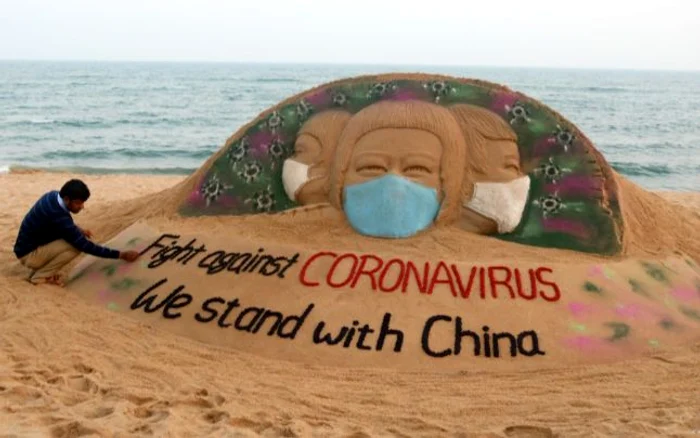 Un artist indian a scris pe o plajă indiană în nisip Suntem alături de China în lupta cu coronavirusul FOTO EPA-EFE