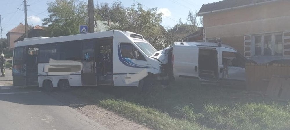 Cod roșu activat în județul Mureș. 16 răniți după că un microbuz și o dubă s-au ciocnit 