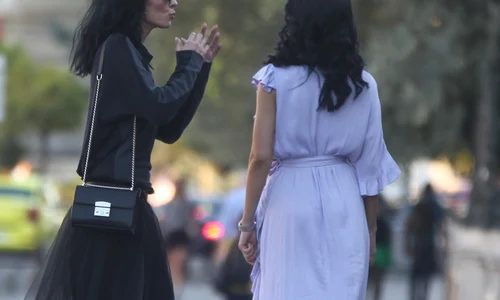 Cosmina Păsărin, surprinsă de Click! în timpul unei ședințe foto fashion, în plină stradă  Sursa Click!