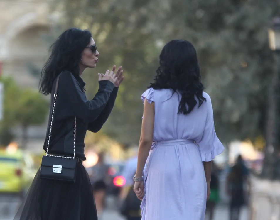 Cosmina Păsărin, surprinsă de Click! în timpul unei ședințe foto fashion, în plină stradă