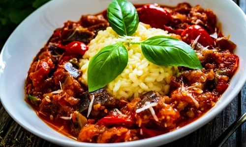Mancare de vinete cu parmeza si orez  Sursa foto shutterstock 1991545424 jpg