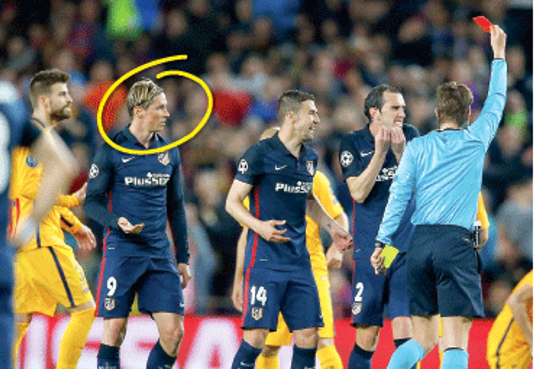 
    Arbitrul a fost aspru criticat de cei de la Atletico pentru că i-a dat cartonaş roşu lui TorresFoto: AP  