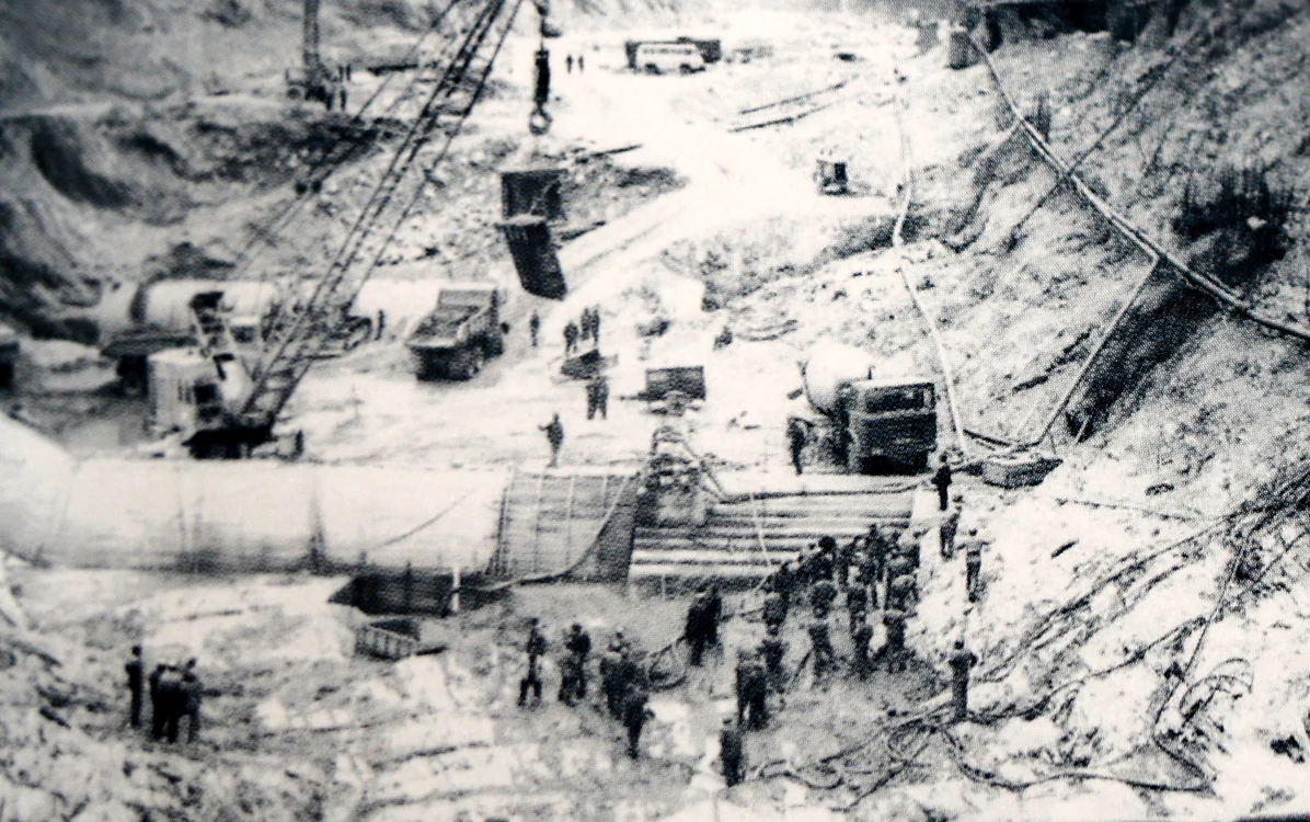 Lucrări la construcția barajului. Foto: Hidroconstrucția.