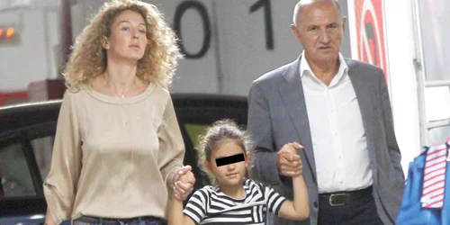 De astă vară, George Copos nu şi mai ascunde noua familie, Elena şi Maria, fetiţa lor jpeg