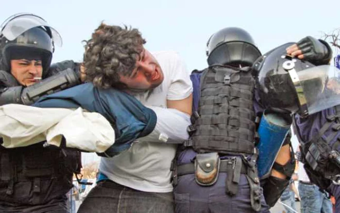 Vlad Neagoe (în alb), 17 ani, suporter al Craiovei, tras de păr de un jandarm mai zelos