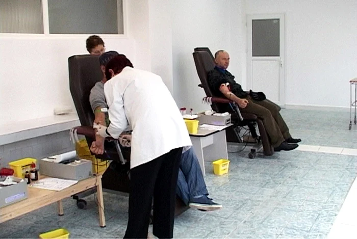 Pentru fiecare donare, oamenii primesc bonuri de masă în valoare de 63 de lei