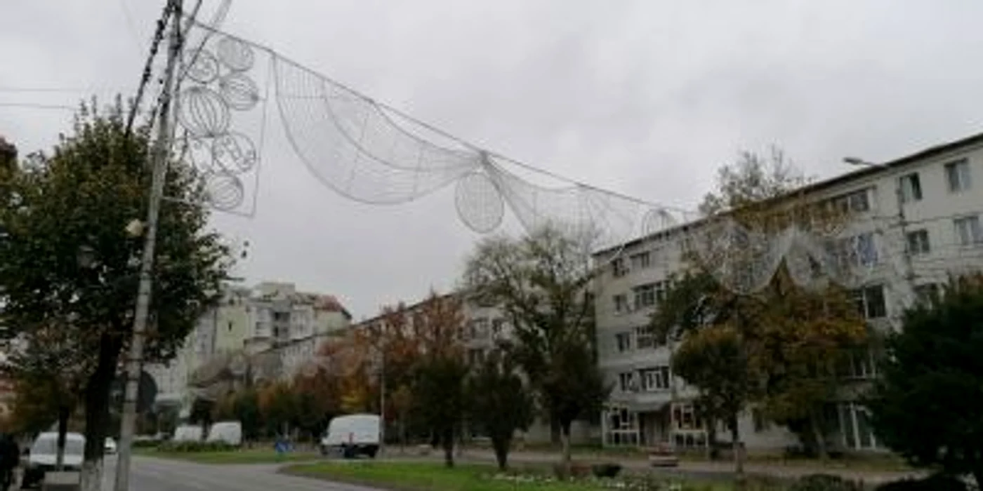 Iluminatul festiv va fi singurul detaliu care să ne mai ducă, în acest an, cu gândul la Sărbătorile de Iarnă. Angajaţii municipalităţii au montat deja instalaţiile FOTO: Alina Mitran