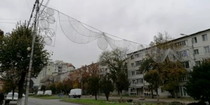 Iluminatul festiv va fi singurul detaliu care să ne mai ducă, în acest an, cu gândul la Sărbătorile de Iarnă. Angajaţii municipalităţii au montat deja instalaţiile FOTO: Alina Mitran