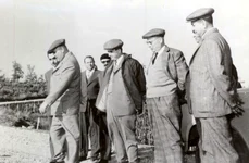 Gheorghe Gheorghiu-Dej și Nicolae Ceaușescu vizitează stațiunea agricolă experimentală Ștefănești-Argeș (© „Fototeca online a comunismului românesc”, cota: 20/1963)