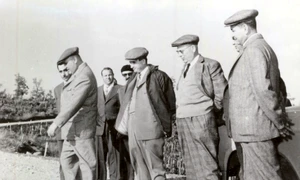 Gheorghe Gheorghiu-Dej și Nicolae Ceaușescu vizitează stațiunea agricolă experimentală Ștefănești-Argeș (© „Fototeca online a comunismului românesc”, cota: 20/1963)