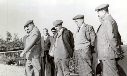 Gheorghe Gheorghiu-Dej și Nicolae Ceaușescu vizitează stațiunea agricolă experimentală Ștefănești-Argeș (© „Fototeca online a comunismului românesc”, cota: 20/1963)