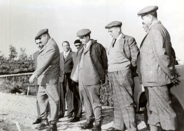 Gheorghe Gheorghiu-Dej și Nicolae Ceaușescu vizitează stațiunea agricolă experimentală Ștefănești-Argeș (© „Fototeca online a comunismului românesc”, cota: 20/1963)