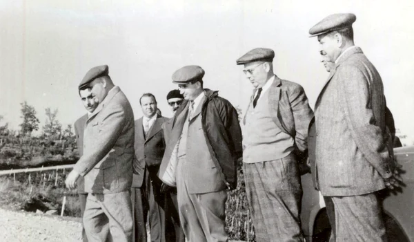 Gheorghe Gheorghiu-Dej și Nicolae Ceaușescu vizitează stațiunea agricolă experimentală Ștefănești-Argeș (© „Fototeca online a comunismului românesc”, cota: 20/1963)