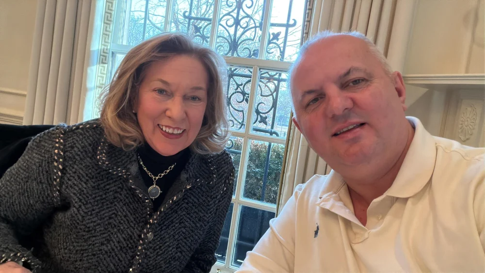 Omul de afaceri român Avram Gal, discuţii cu Bonnie Carroll, fondatoarea celei mai importante organizații de sprijin pentru veterani