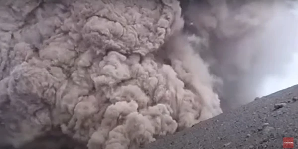Un ghid montar a filmat momentul în care un vulcan din Chile a erupt FOTO Captură Video  jpg