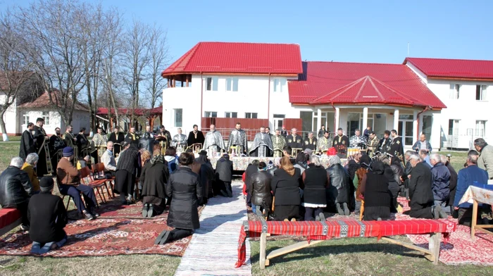 Imagine de la slujba religioasă prilejuită de donaţie FOTO ADJ