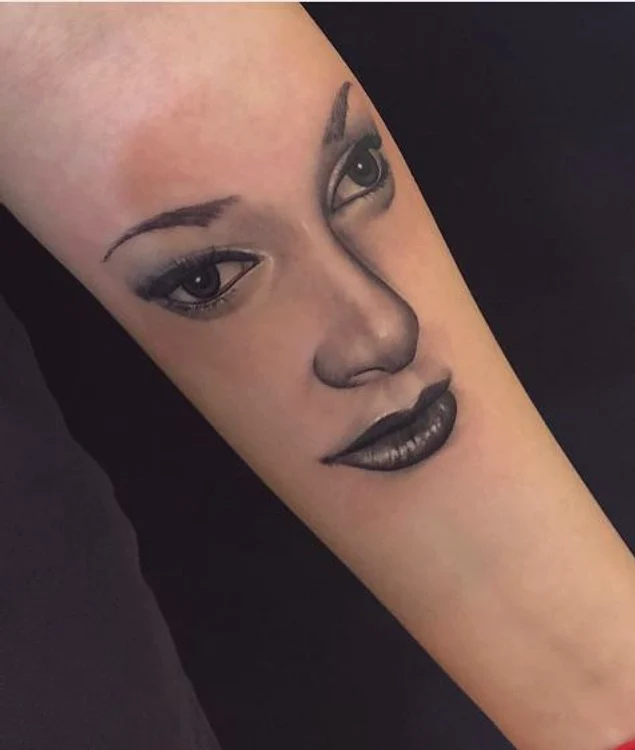Betty și-a tatuat pe braț chipul mamei sale