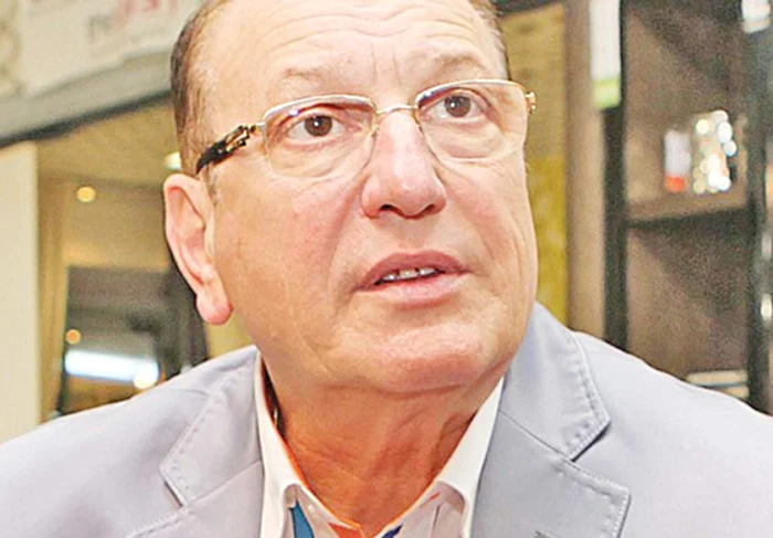 
    Petre răsuflă ușurat, căci micuțul este bine   