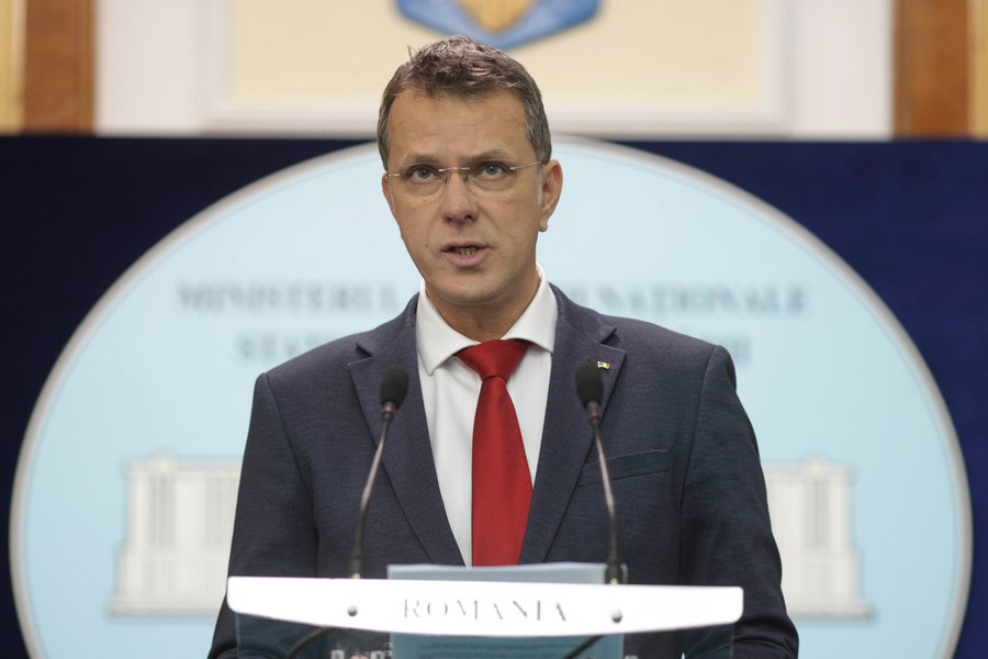 Moșteanu se opune tăierii cu 10% a cheltuielilor salariale din sistemul naţional de apărare. „Suntem cu un război la graniță”