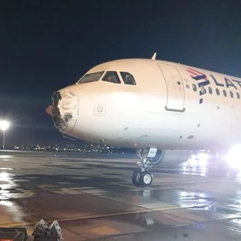 Aeronava a fost grav avariata în timpul furtunii (FOTO Twitter)