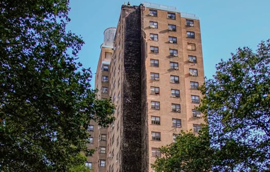 Un bloc cu 17 etaje din New York s-a prăbuşit parţial: salvatorii folsesc câini și drone pentru a căuta răniții