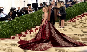Blake Lively a purtat o rochie Versace  jpeg