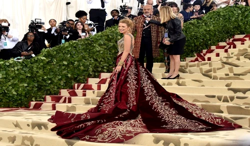 Blake Lively a purtat o rochie Versace  jpeg